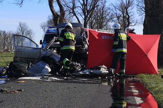 Tragedia pod Nakłem. Kierowca roztrzaskał się na drzewie