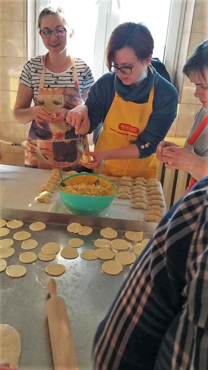 Pielęgniarki rozdały uchodźcom z Ukrainy 2910 własnoręcznie ulepionych pierogów [GALERIA]