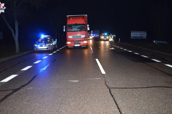 Ciężarówka wjechała w policjanta kierującego ruchem! Trafił do szpitala