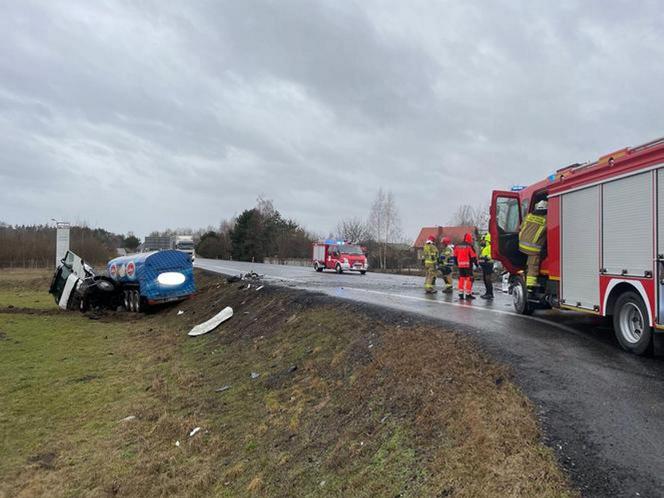 Śmiertelny wypadek pod Bełchatowem. Pasażerka busa zginęła w zderzeniu z tirem na DK nr 74.