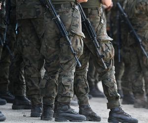Młodzież zaatakowała żołnierzy na Podlasiu. Policja ustaliła sprawców. Posypały się mandaty