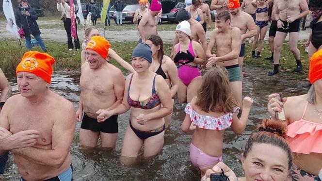 Zimna woda i intensywne opady śniegu. Morsy z woj. lubelskiego były zachwycone pogodą!