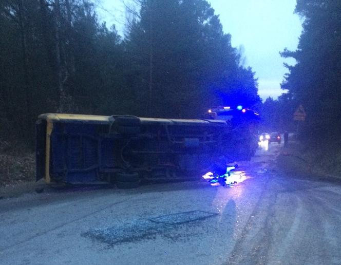 Tragedia pod Końskimi. 59-latek PRZYGNIECIONY przez własnego busa!