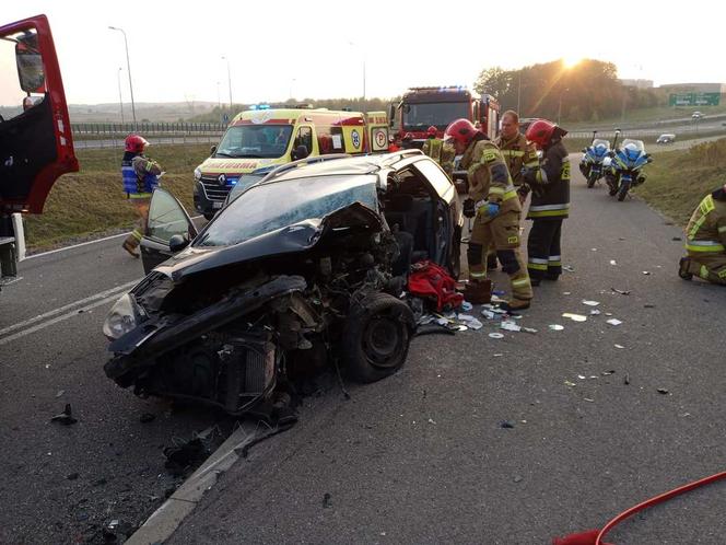 Śmiertelny wypadek na S16 pod Olsztynem. Kierowca zmarł w szpitalu [ZDJĘCIA]