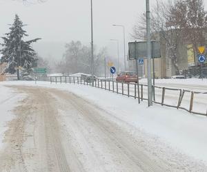 Starachowice pod śniegiem, na drogach trudne warunki do jazdy [ZDJĘCIA]