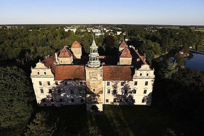 Zamek w Niemodlinie - zdjęcia. Zobacz zamek, który odwiedza stado danieli