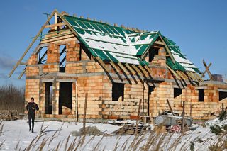 Prace budowlane zimą: co można zrobić na budowie, a co lepiej odłożyć do wiosny? Porady eksperta