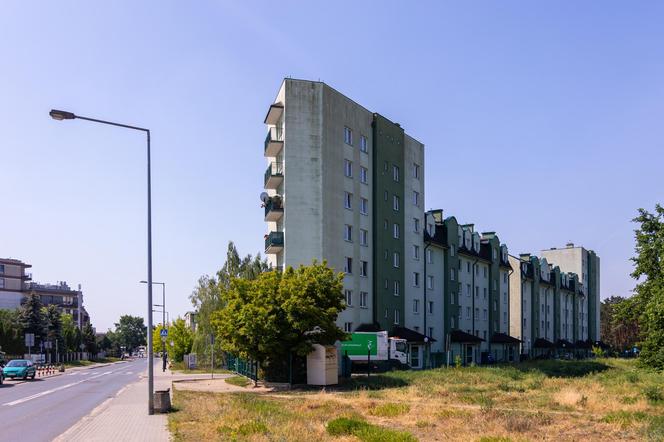 Oto najwęższy blok w Warszawie - zdjęcia budynku z Odkrytej 55C