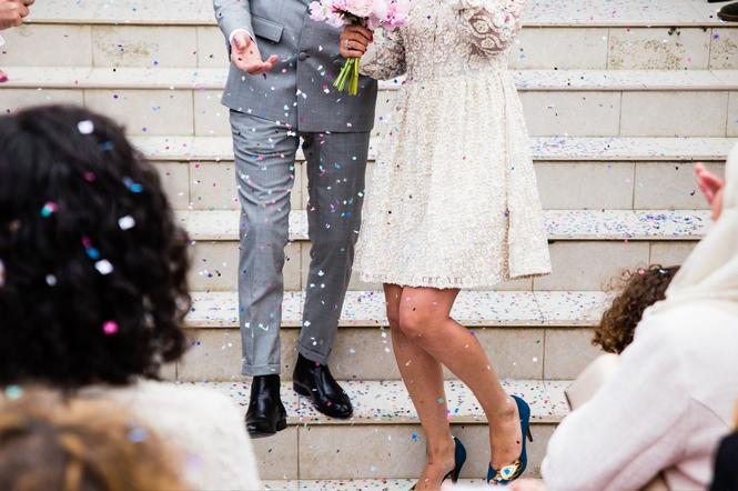 Zakaz konfetti na ślubach: nowożeńcy będą musieli się obyć bez niektórych dekoracji?
