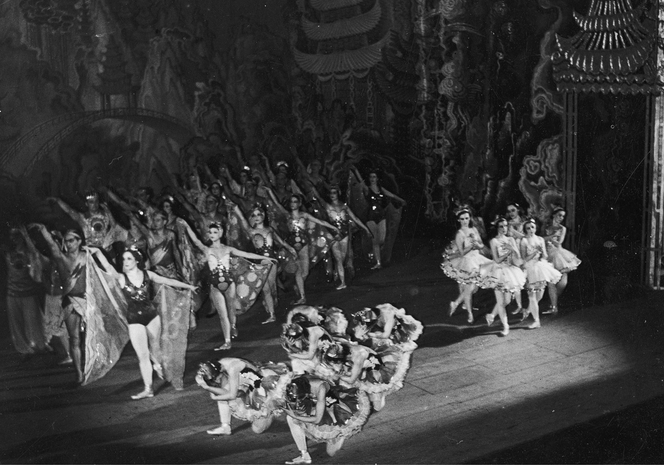 Blichtr, przepych i spektakle. Zobacz, jak wyglądało życie teatralne dawnej Warszawy [GALERIA]