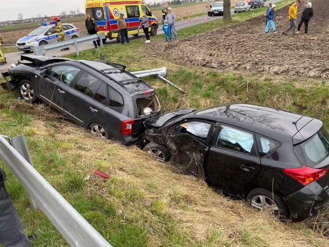 Totalna demolka pod Siedlcami. Osobówki staranowały bariery. Cztery osoby w szpitalu