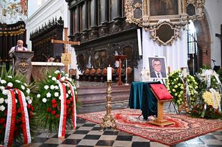 Pogrzeb Piotra Świąca. Dziennikarz i prezenter „Panoramy” TVP 3 Gdańsk zginął w wypadku samochodowym