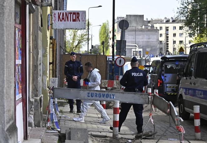 Ciała czterech mężczyzn rozkładały się w kamienicy. Kto i dlaczego mordował ludzi? Prokuratura: „Mamy swoje hipotezy”