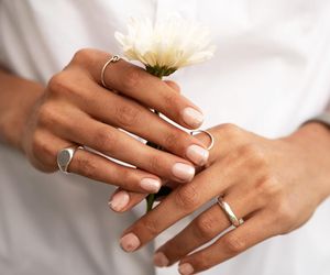 Manicure na wiosnę zachwyca prostotą. Zapomnij o mocnych kolorach i bogatych zdobieniach