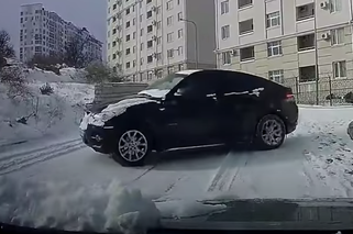 Musiał UCIEKAĆ przed BMW. Wszystko przez oblodzone zbocze - WIDEO