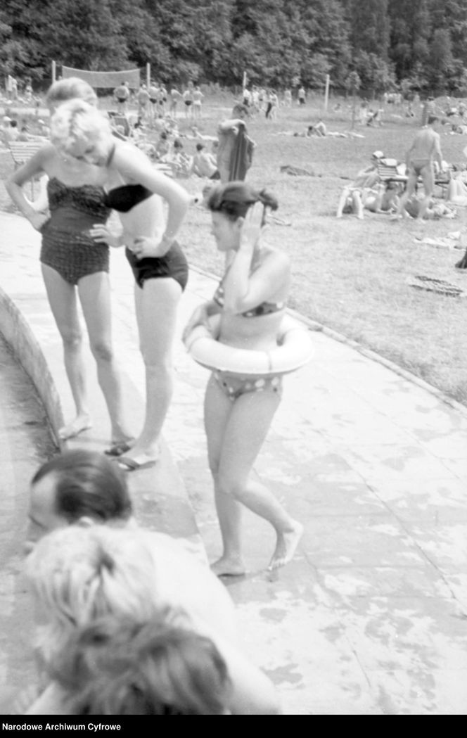 QUIZ PRL. Seksbomby znad Bałtyku. W czym opalały się nasze matki i babki? 15 pytań o plażowanie w stylu PRL