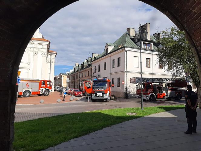 Pożar kamienicy na Starym Mieście w Zamościu. Kłęby dymu wydobywały się z poddasza