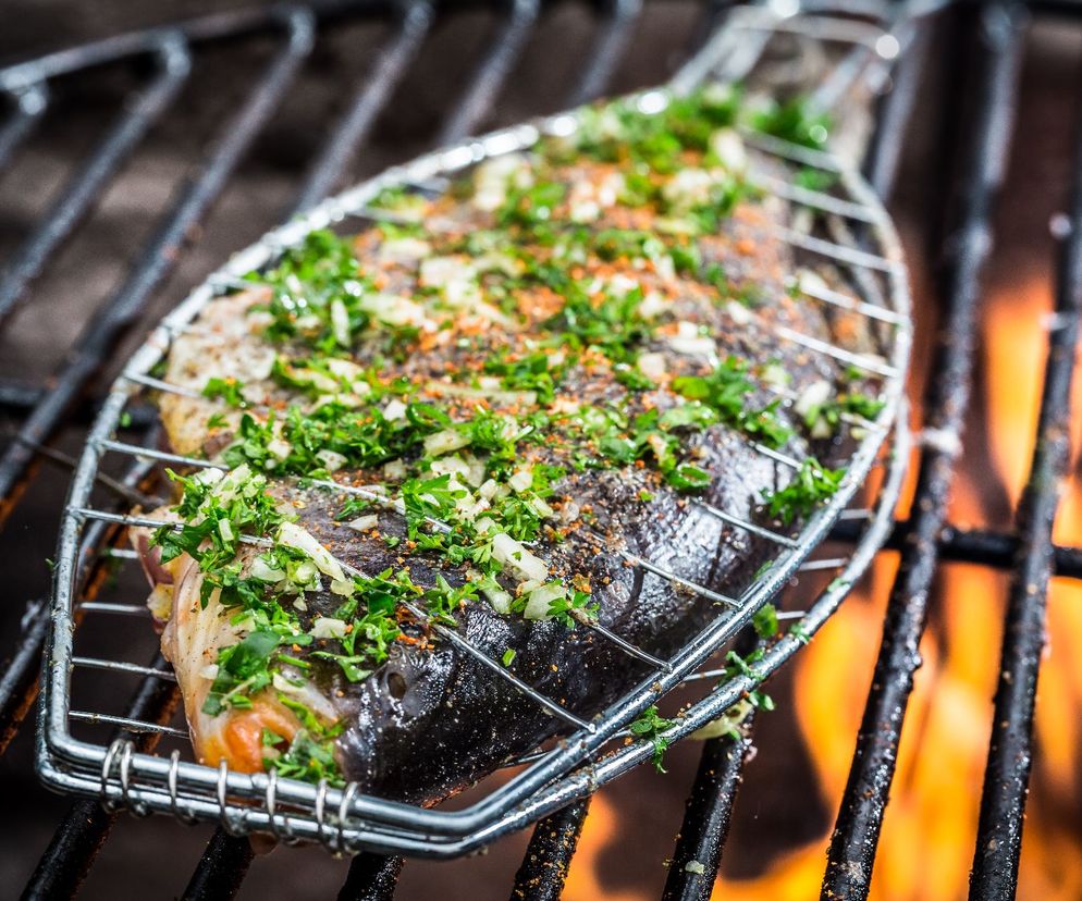 Jak grillować rybę? Jakie ryby wybierać i jak je doprawiać?