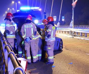 Sportowy mercedes warty 1,5 miliona roztrzaskany na moście Świętokrzyskim