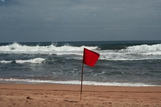 Czerwone flagi na dwóch kąpieliskach. Gdzie dokładnie?