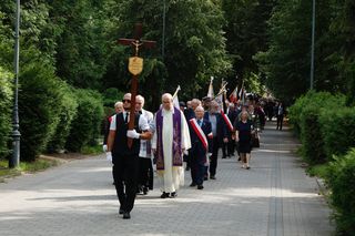 Tak wygląda grób matki Morawickiego, morze kwiatów