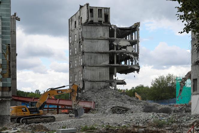 Pył z rozbiórki Szkieletora jest wszędzie. Mieszkańcy mają dość 