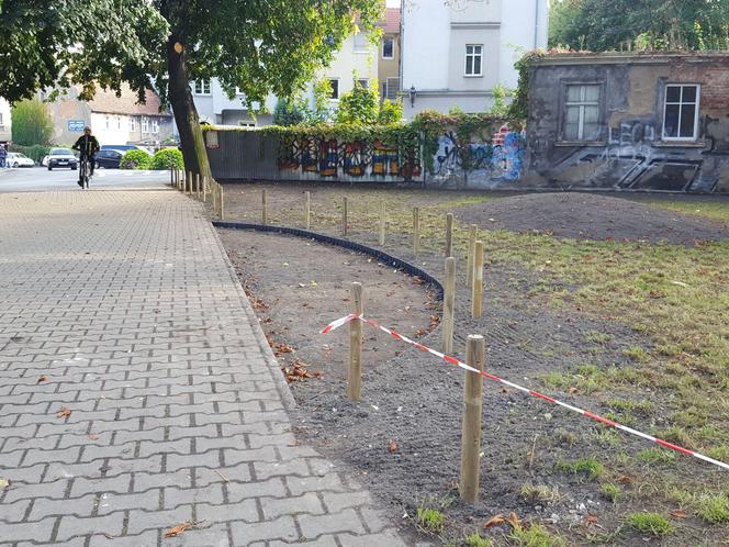 Zmienia się skwer na rogu Wałowej i Marcinkwoskiego w Lesznie. Będą nowe nasadzenia i budka meteo