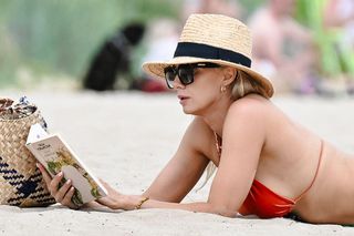 Gwiazda Na Wspólnej wygrzewa się nad morzem w skąpym bikini. Gorące kadry!