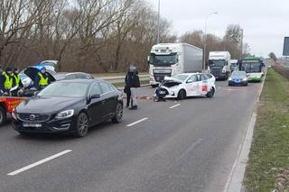 Białystok. Ogromny korek na ul. Popiełuszki po kolizji 3 samochodów