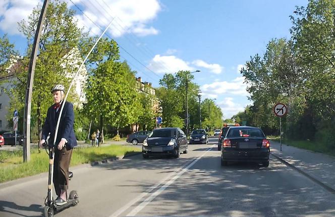 Korwin z rurą mknie po Otwocku