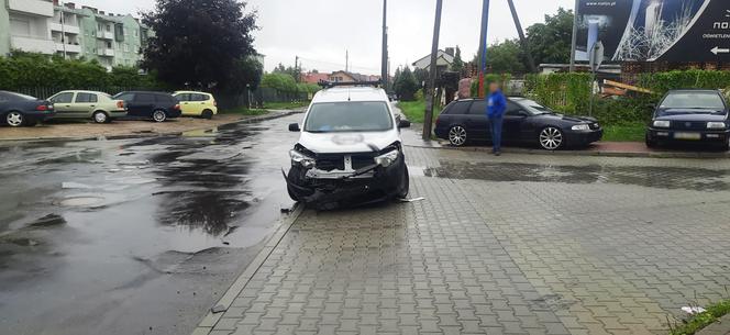 Nowy Sącz. Volkswagen dachował i uszkodził ogrodzenie