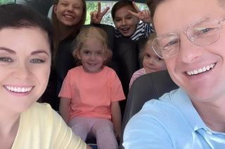 M jak miłość po wakacjach. Lenka (Olga Cybińska), Zuzia (Marcelina Kempka), Emilka (Julia Kempka), Misiek (Aleksander Bożyk), Kinga (Katarzyna Cichopek), Piotrek (Marcin Mroczek). 