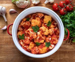 Kalafior w tym aromatycznym sosie to mój sposób na zdrowy obiad. Tylko naturalne składniki i mnóstwo smaku