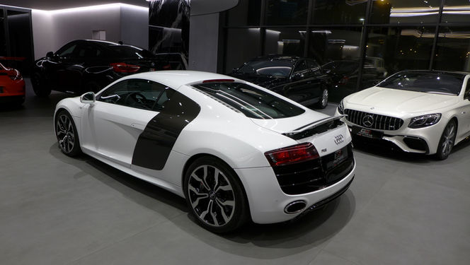 Fit Lovers kupili sobie nowy samochód z silnikiem V10. To sportowe coupe kosztuje krocie!