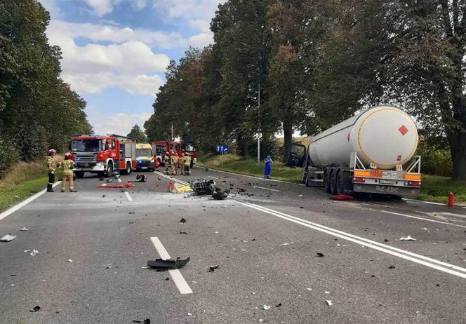 Motocyklista zjechał wprost pod cysternę nie żyje