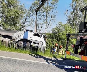 Śmiertelny wypadek pod Bochnią. Nie żyje kierowca ciężarówki