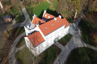 Pałac w Baranowicach jesienią