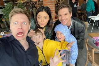 	M jak miłość na planie odc. 1744. Iza (Adriana Kalska), Radek (Philippe Tłokiński), Marcin (Mikołaj Roznerski), Maja (Laura Jankowska), Szymek (Staś Szczypiński)