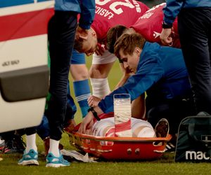 Rafał Mikulec w spotkaniu z Miedzią Legnica nabawił się bardzo groźnie wyglądającej kontuzji. Zawodnik długo opatrywany był na murawie, skąd zabrała do karetka