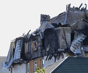  Zniszczenia bloku mieszkalnego po pożarze w Ząbkach