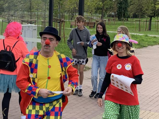 Dr Clown zaraża śmiechem w Światowym Dniu Uśmiechu