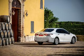 Hybrydowa Toyota Camry 2019