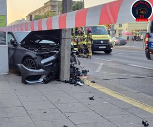 na skrzyżowaniu Alei Niepodległości i Odyńca w dzielnicy Mokotów
