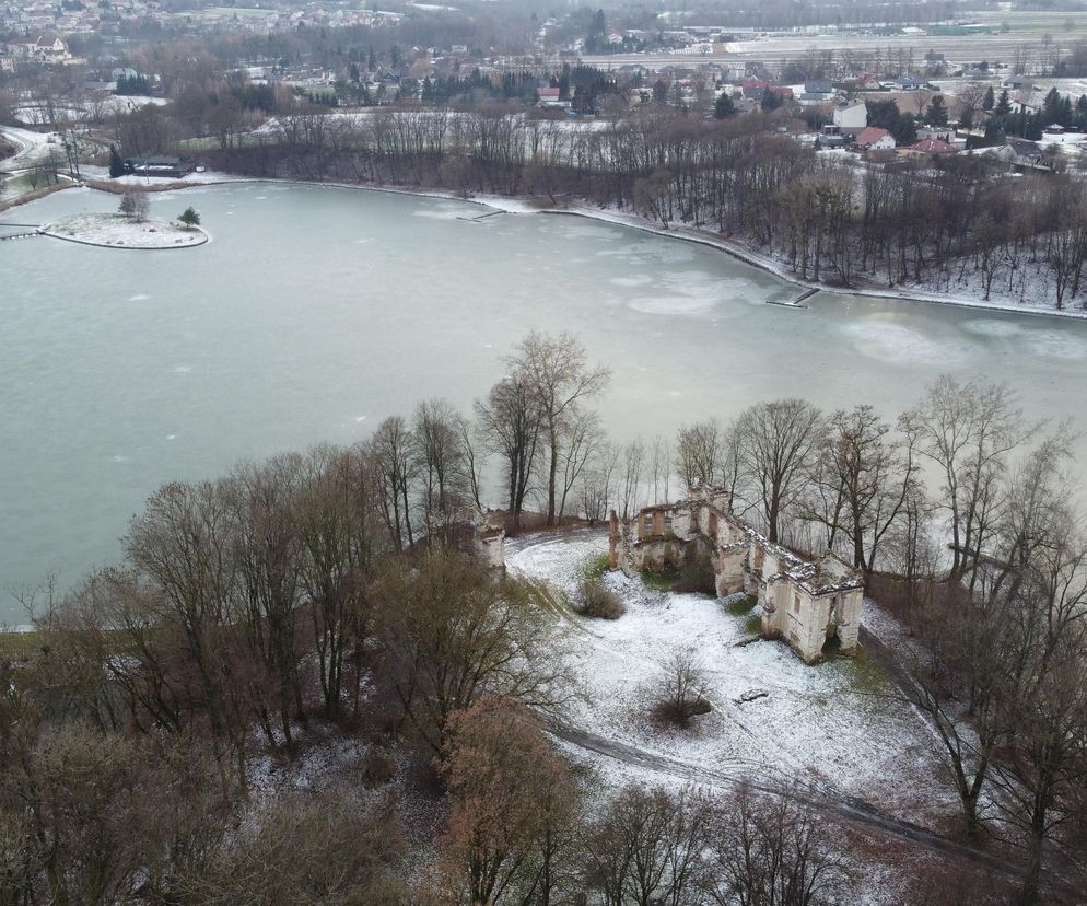 Ruiny zamku w Bychawie położone są nad zalewem