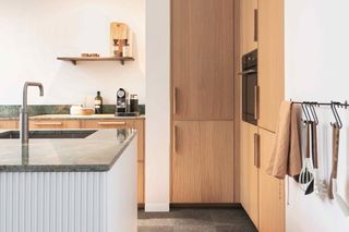 Podłoga imitująca drewno doskonale sprawdzi się w kuchni