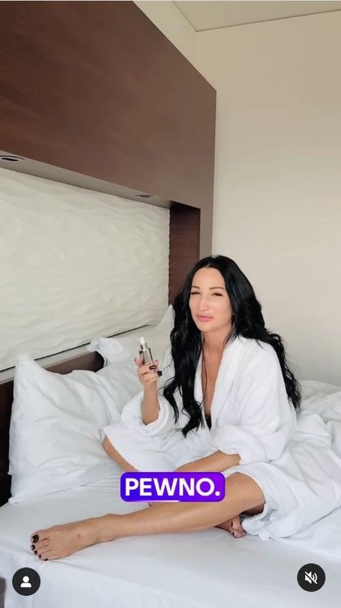 Justyna Steczkowska chwali się nagraniem z łóżka. Jej ciało zakrywa tylko szlafrok!