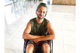 Olivier Janiak na wózku inwalidzkim