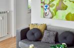 Szara sofa i kolorowe dodatki