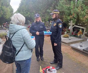 Akcja poznańskiej policji na cmentarzu. Funkcjonariusze doradzili jak się zachować w dniu Wszystkich Świętych 