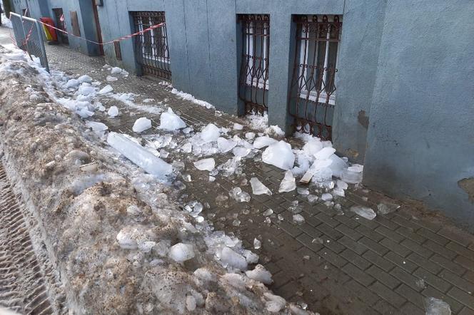 Bielsko-Biała. Bryły lodu runęły z dachu na dwie dziewczynki. 14-latka z rozciętą głową trafiła do szpitala